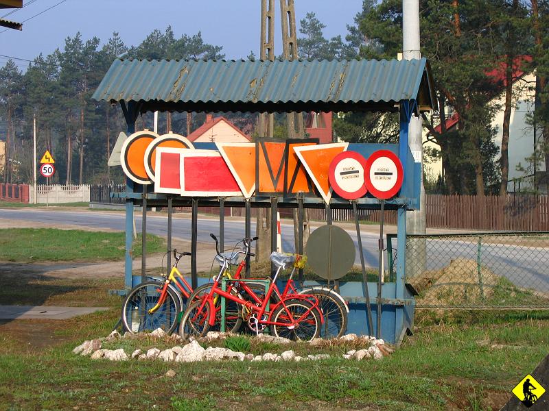 fota 008.jpg - Dzisiejsza trasa zapowiada się lekko łatwo i przyjemnie. Kierunek Chęciny, a potem niebieskim szlakiem do Kielc m.in. Pasmem Posłowicko – Dymińskim. Widać, że lokalni rowerzyści stawiają na prostotę i długowieczność.